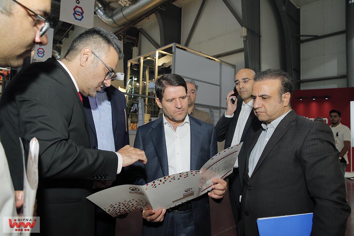 بازدید دکتر حسن عباس زاده معاون وزیر نفت و مدیرعامل شرکت ملی صنایع پتروشیمی در روز سوم از نوزدهمین نمایشگاه بین المللی ایران پلاست (2) 36